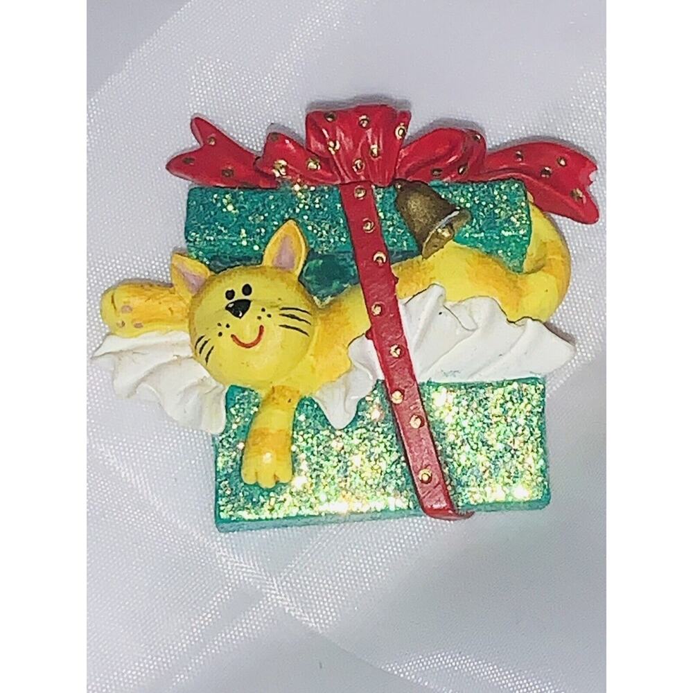 Vtg Avon Kitty Cat in Gift Present Bow Christmas Holiday Brooch Pin Sparkle EUC